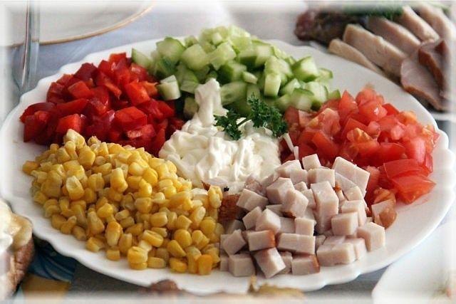 Це універсальний салат, в який можна покласти будь-які продукти / фото vkusnonatalie.ru