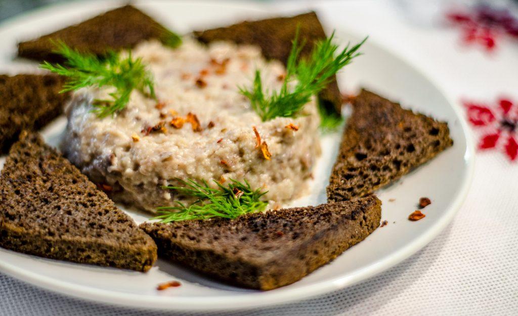 Смачна закуска – рецепт класичного форшмаку з оселедця