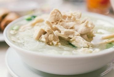 Ароматний та наваристий: курячий суп з часниковими галушками-рулетиками