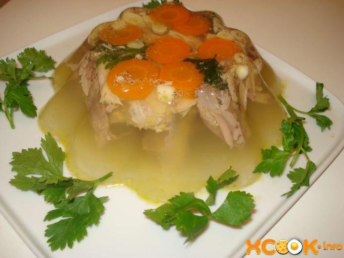 Зверху на розкладене м'ясо кладемо кружечки моркви / фото xcook.info