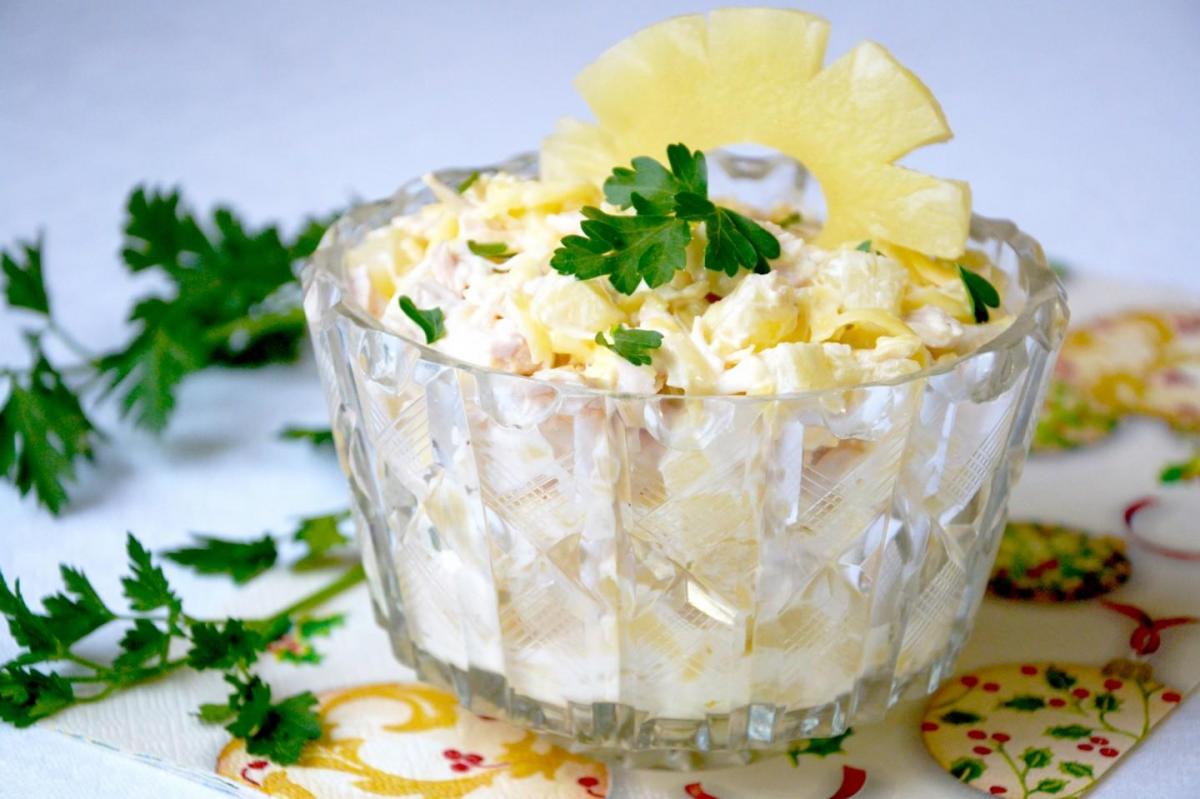Салат з ананасами / 1000.menu