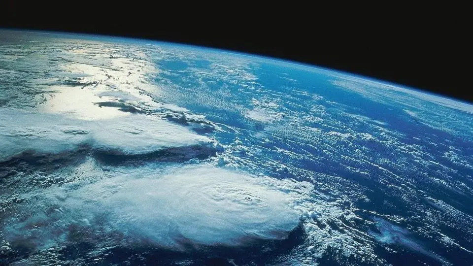 У якій півкулі Землі тепла пора року триваліша за холодну