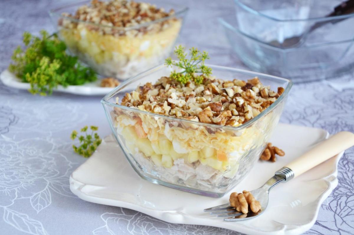 Салат з куркою та ананасами: як приготувати смачну страву