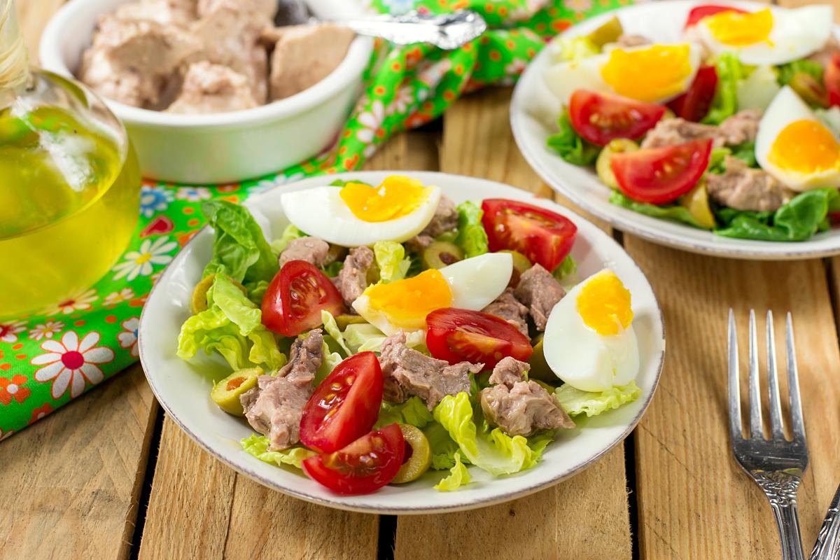 Салат з печінкою тріски: рецепти чудової закуски