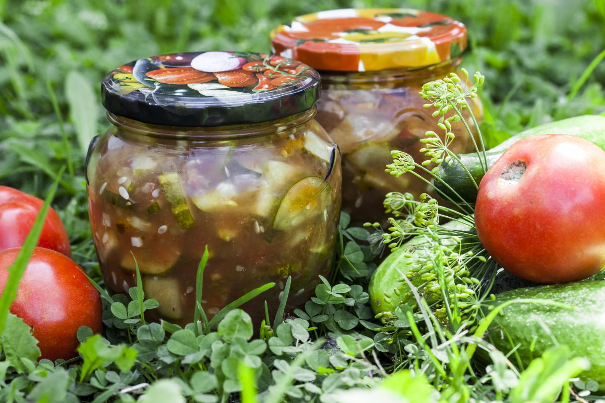 Салат з огірків на зиму: рецепти смачної закуски