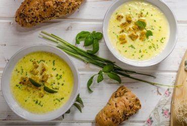Гороховий суп-пюре з домашніми сухариками: цей рецепт підкорить всіх