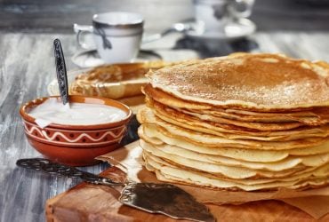Рецепт ідеальних млинців на молоці, які зможе приготувати кожен