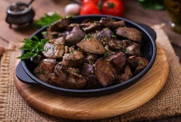 Як посмажити курячу печінку смачно: для м'якості та аромату потрібен один інгредієнт