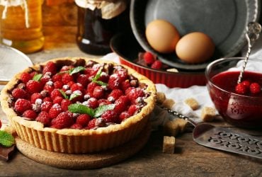 Розкішний літній десерт: відкритий пиріг з свіжою малиною та заварним кремом