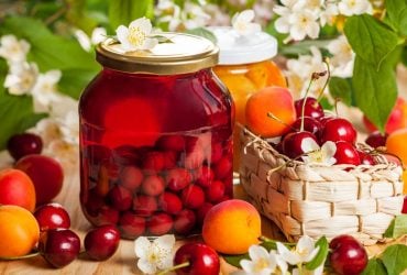 Компот із черешні з кісточками: 4 рецепта на літо і зиму
